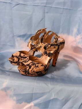 le chateau Beige and Black Snake-Print Platform heels 👠 (never worn)